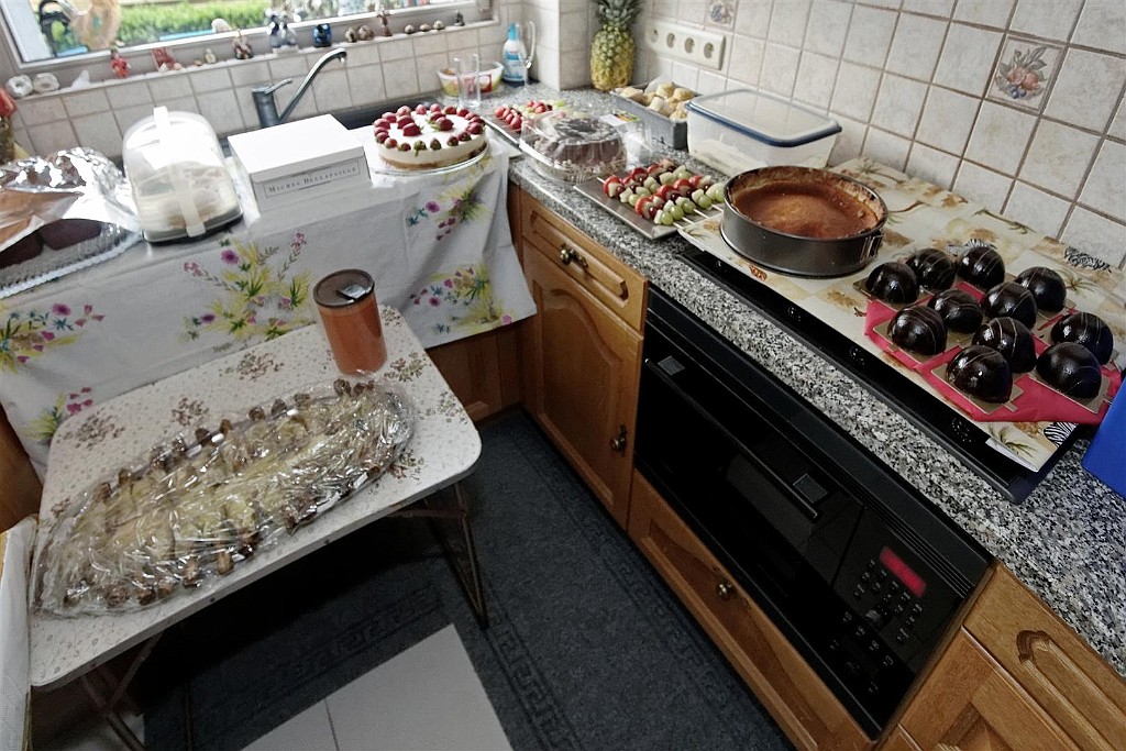 HawaiiParty (50).jpg - Zoveel lekkers ... met dank aan alle aanwezigen